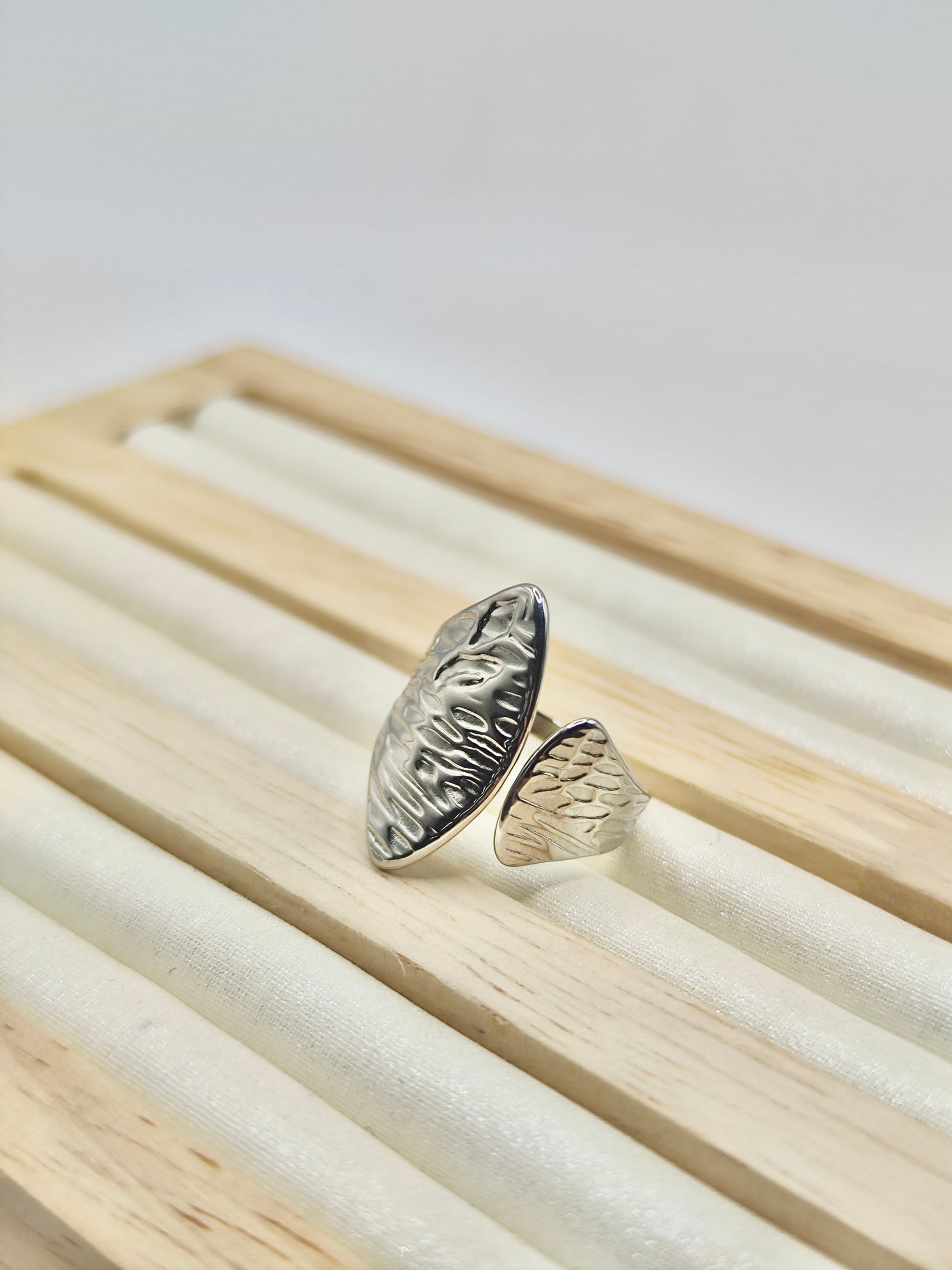 Anillo Hoja Martillada – Dorado y Plateado