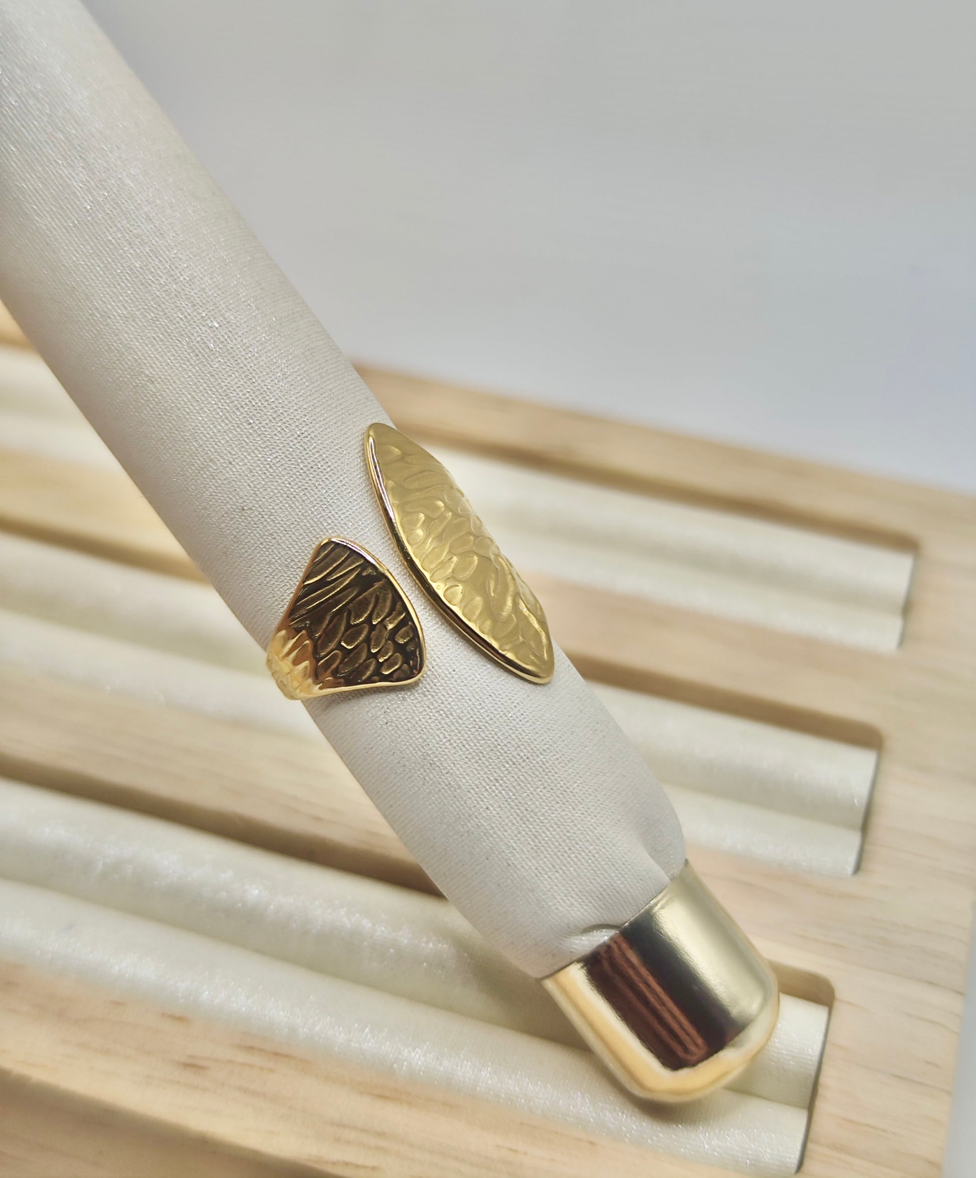 Anillo Hoja Martillada – Dorado y Plateado