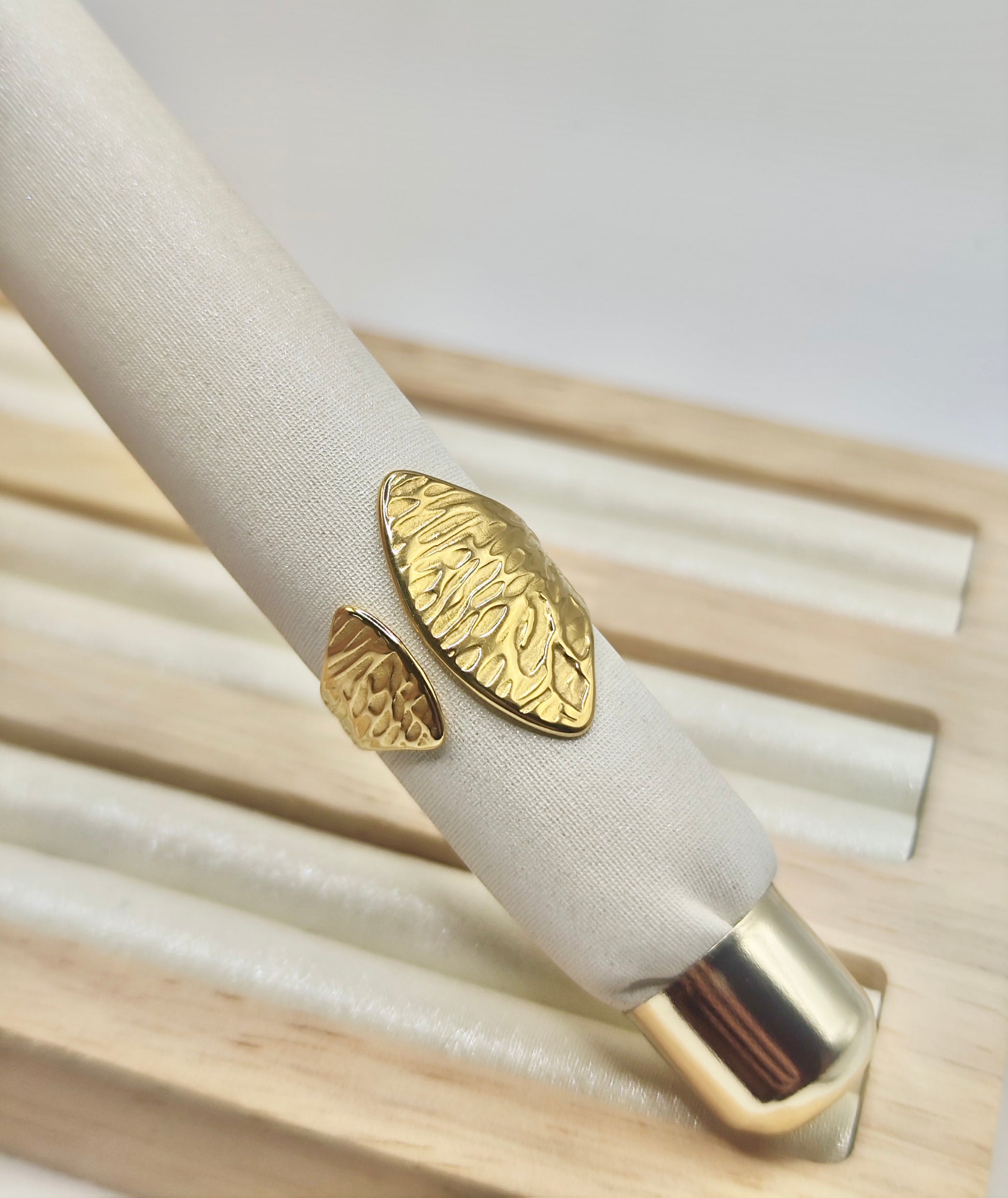 Anillo Hoja Martillada – Dorado y Plateado