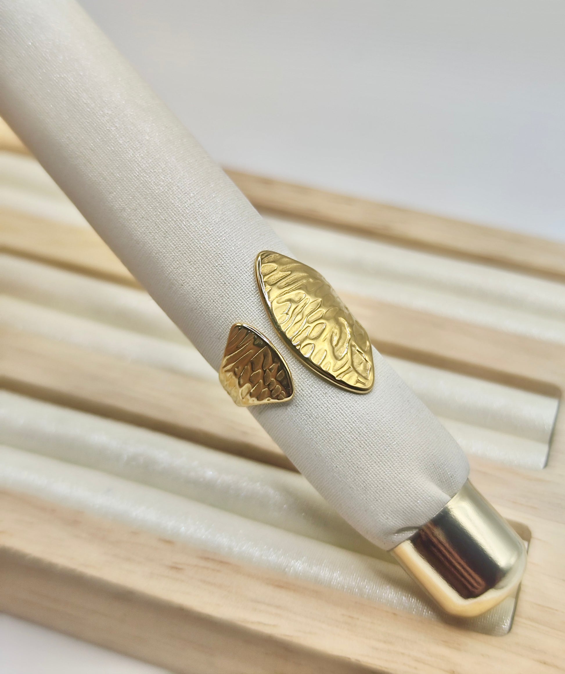Anillo Hoja Martillada – Dorado y Plateado