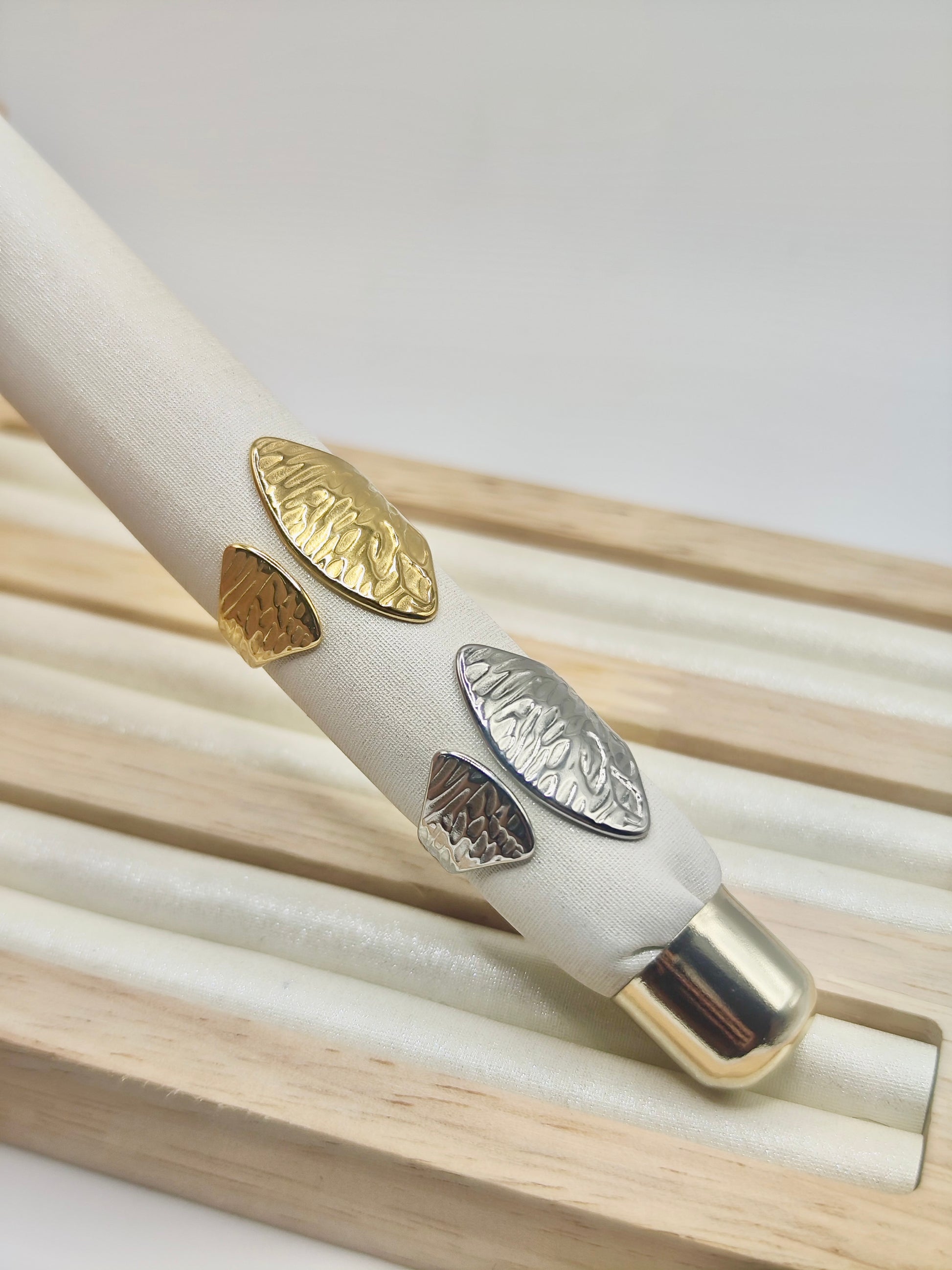 Anillo Hoja Martillada – Dorado y Plateado