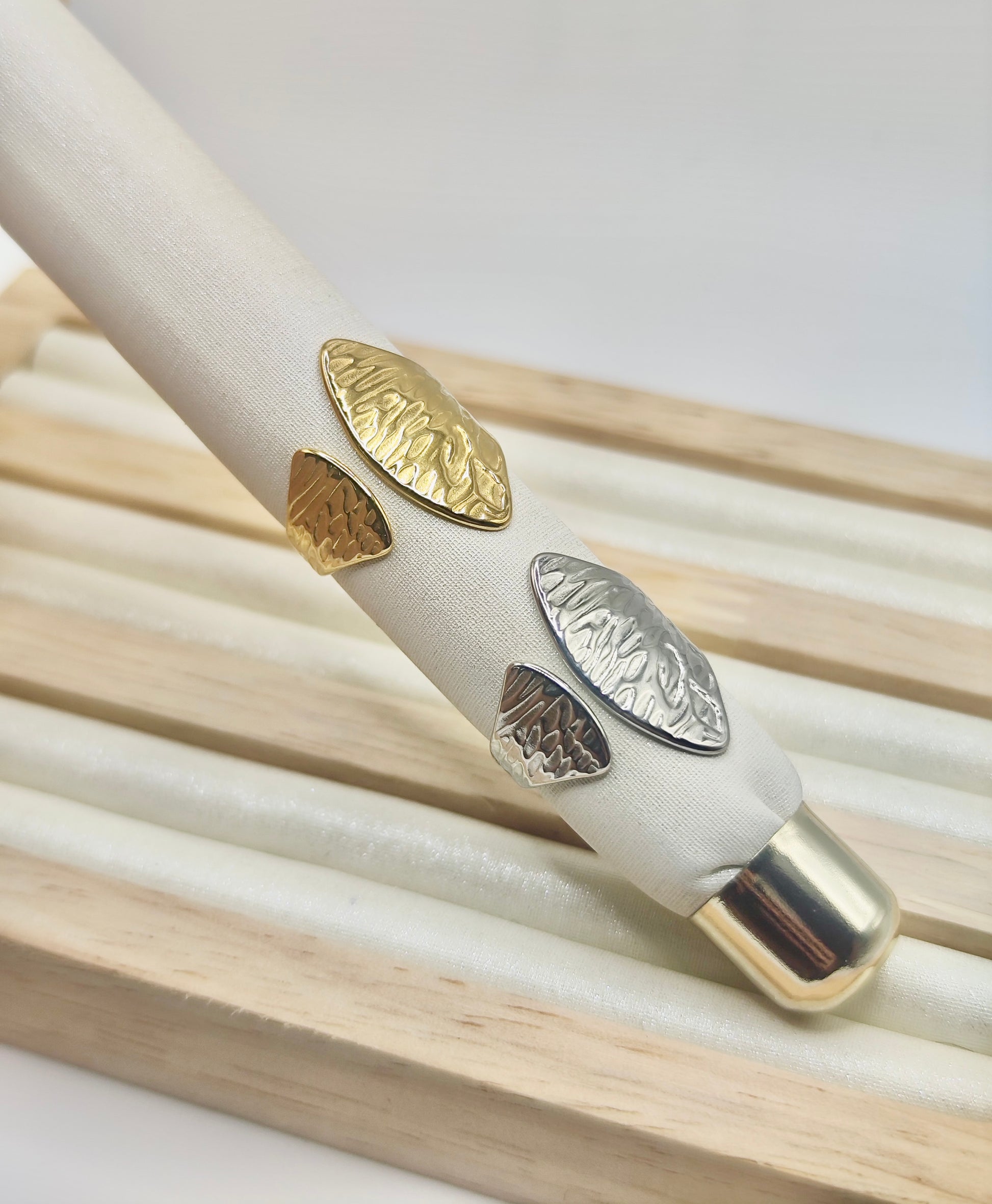 Anillo Hoja Martillada – Dorado y Plateado