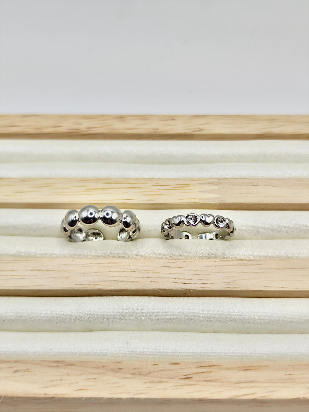 Set de Anillos Dúo Esferas – Dorado y Plateado Ajustables