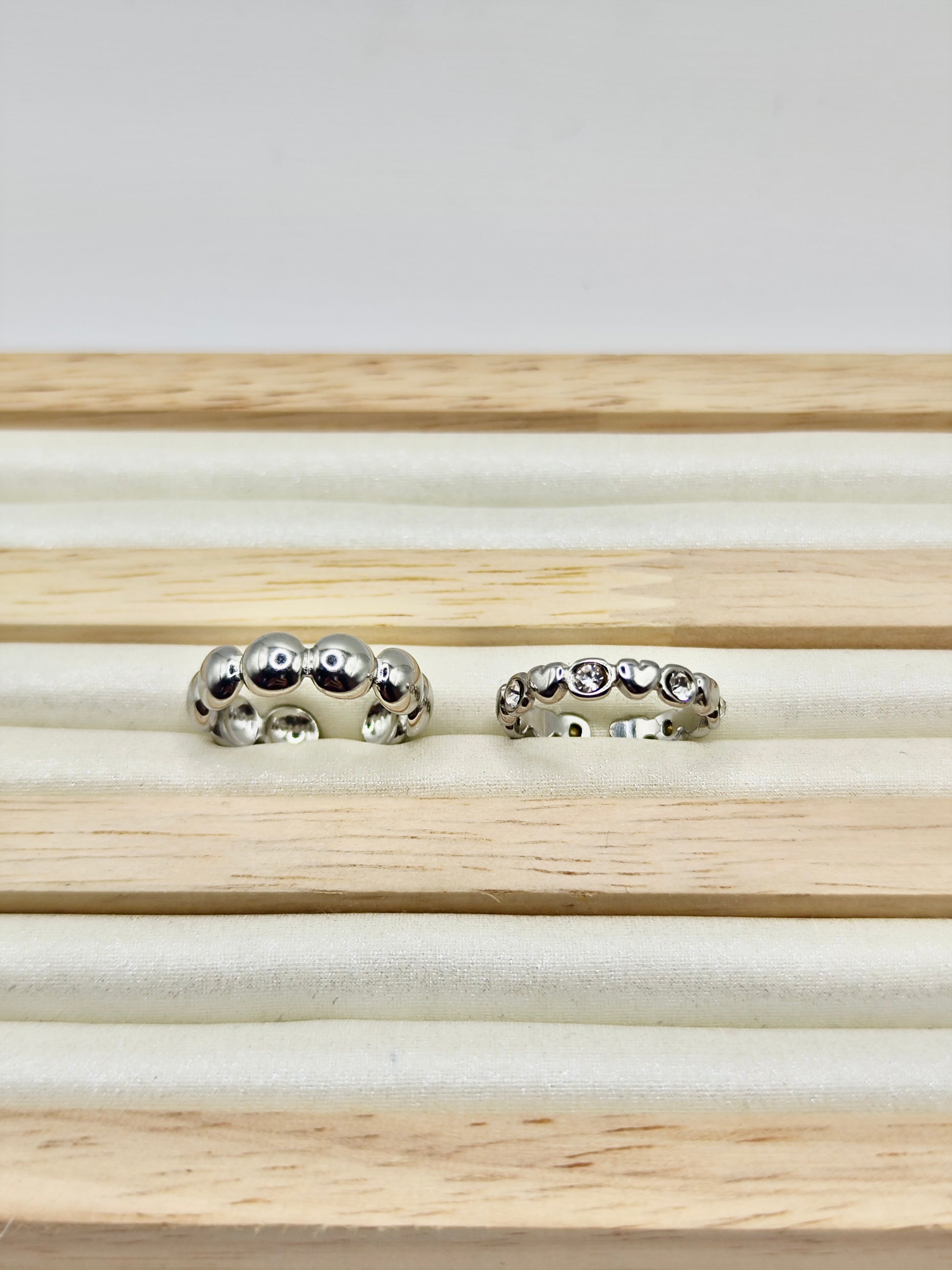 Set de Anillos Dúo Esferas – Dorado y Plateado Ajustables