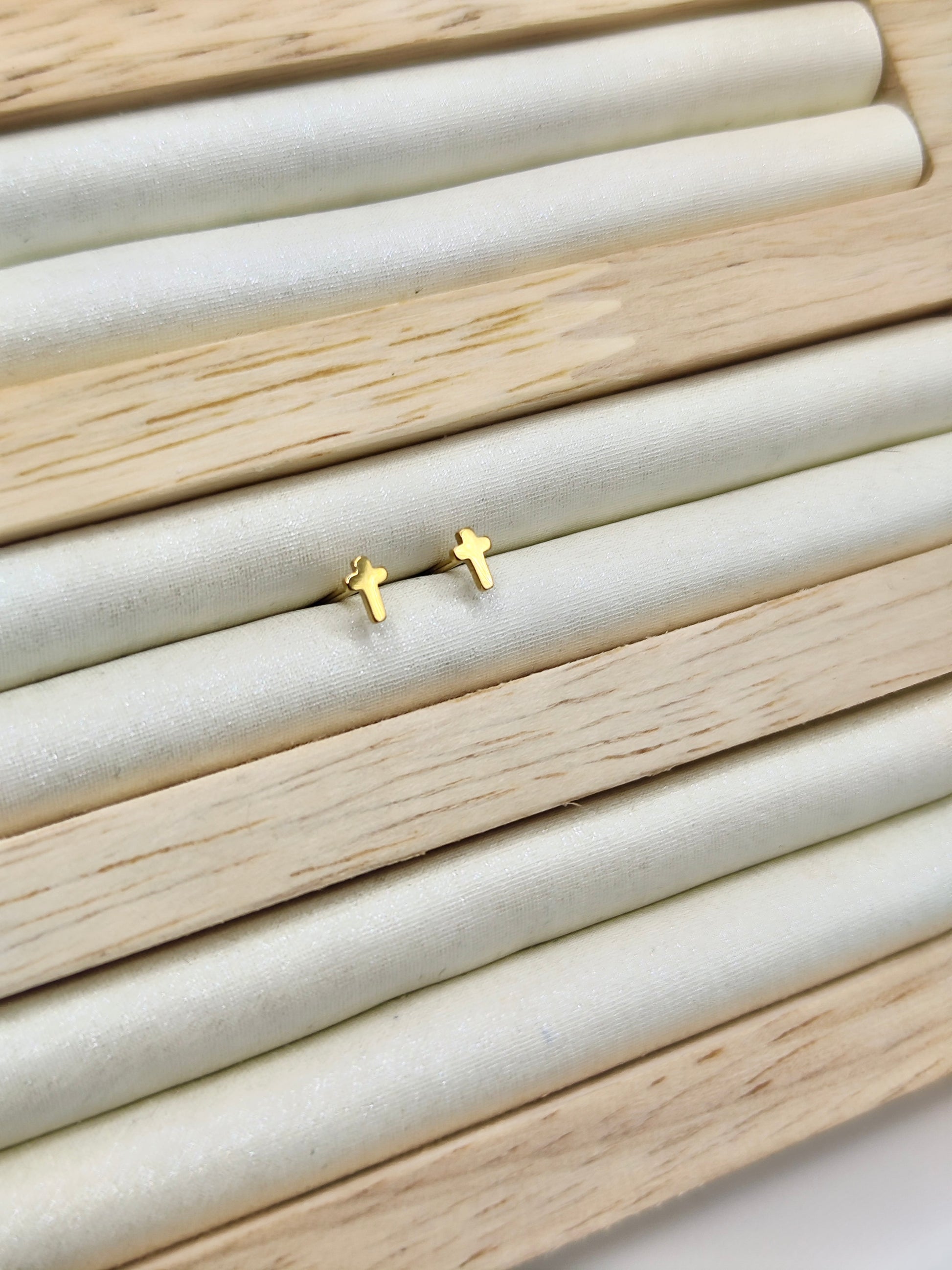 Pendientes Cruz en Acero Inoxidable – Dorado y Plateado