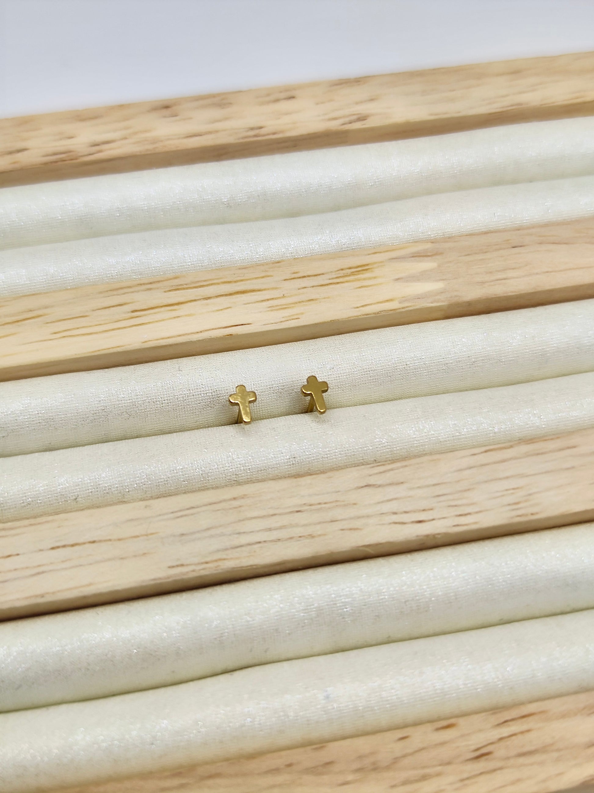 Pendientes Cruz en Acero Inoxidable – Dorado y Plateado