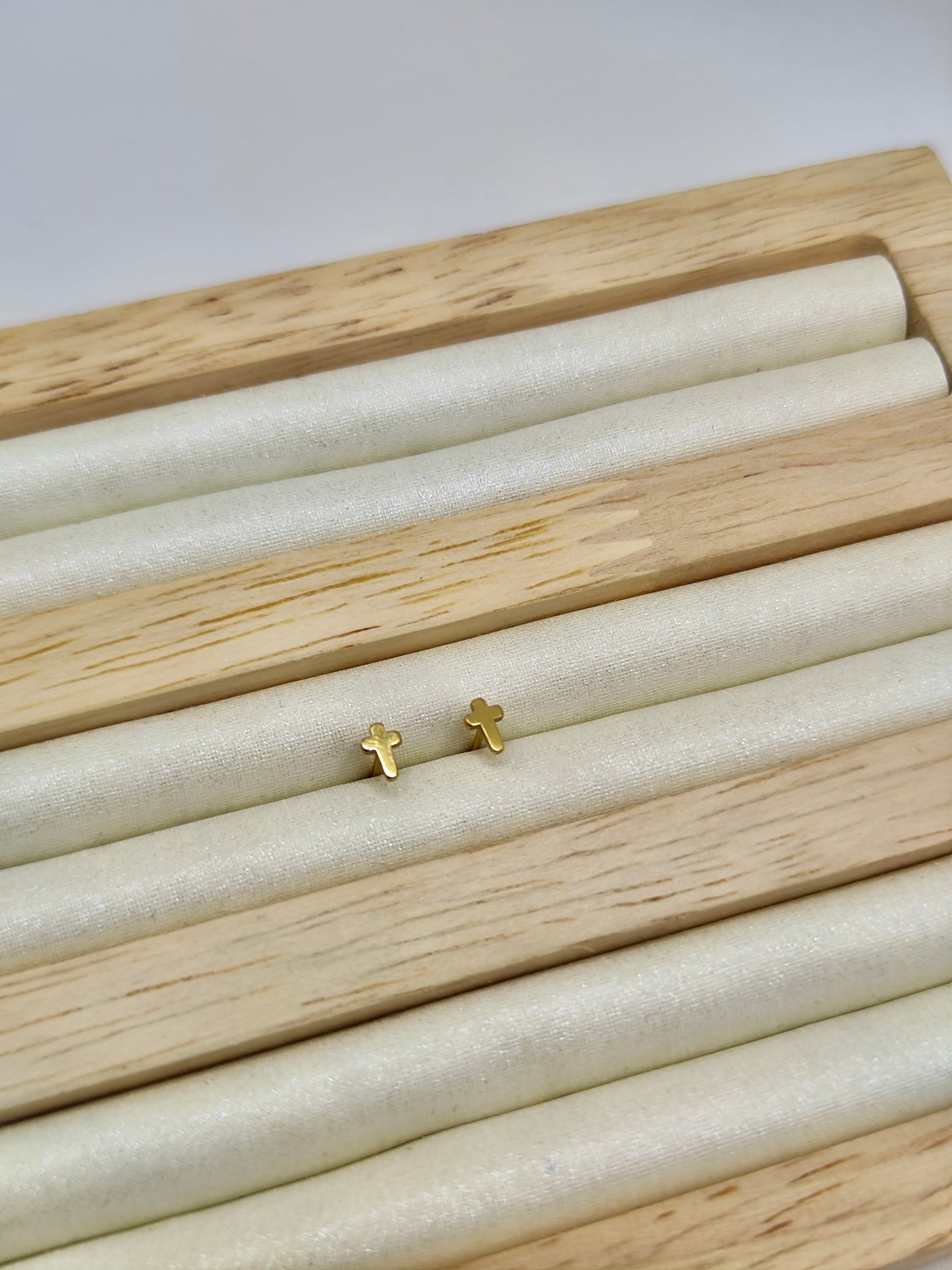 Pendientes Cruz en Acero Inoxidable – Dorado y Plateado