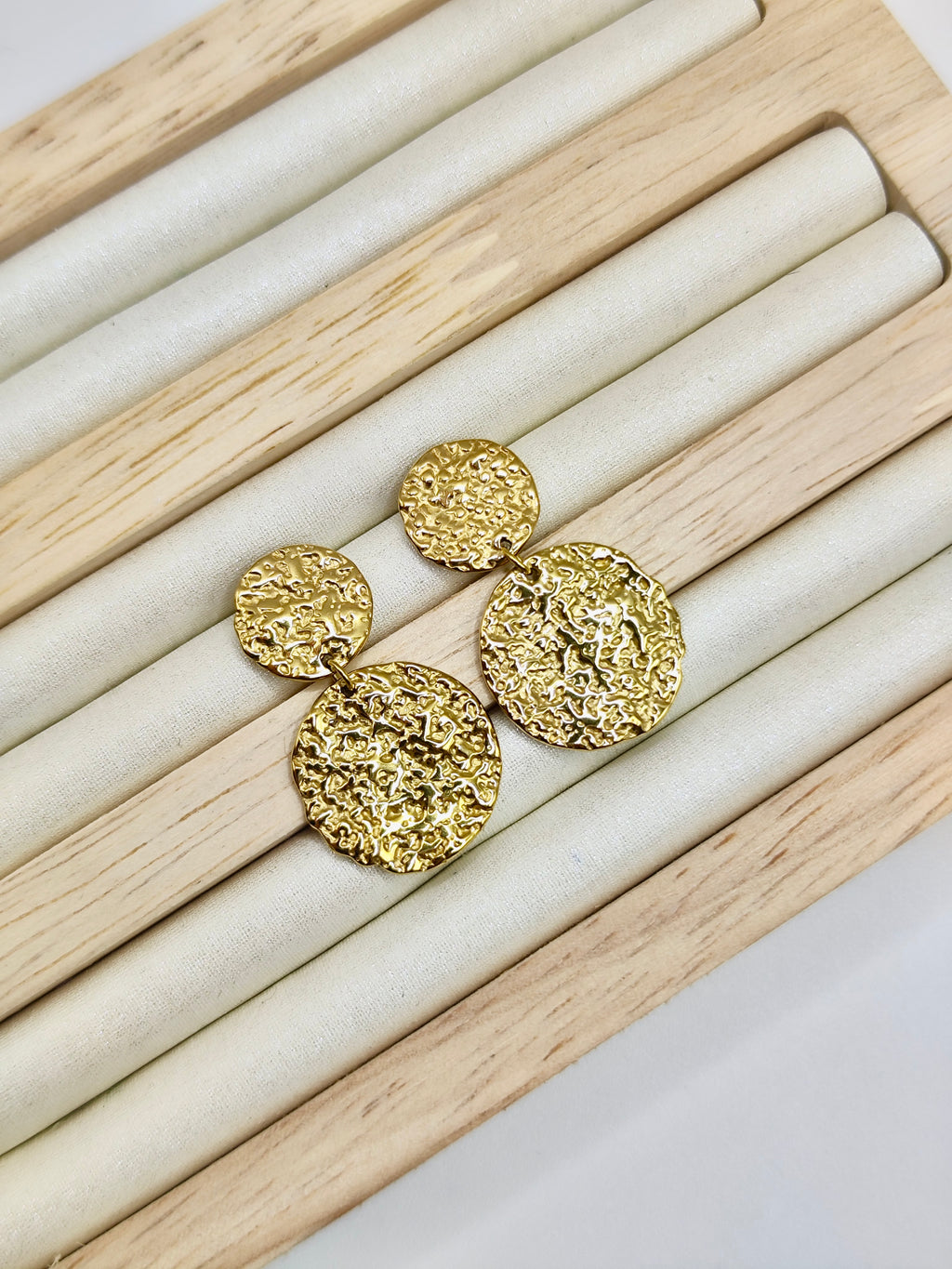 Pendientes Aurea – Doble Círculo Martillado en Dorado