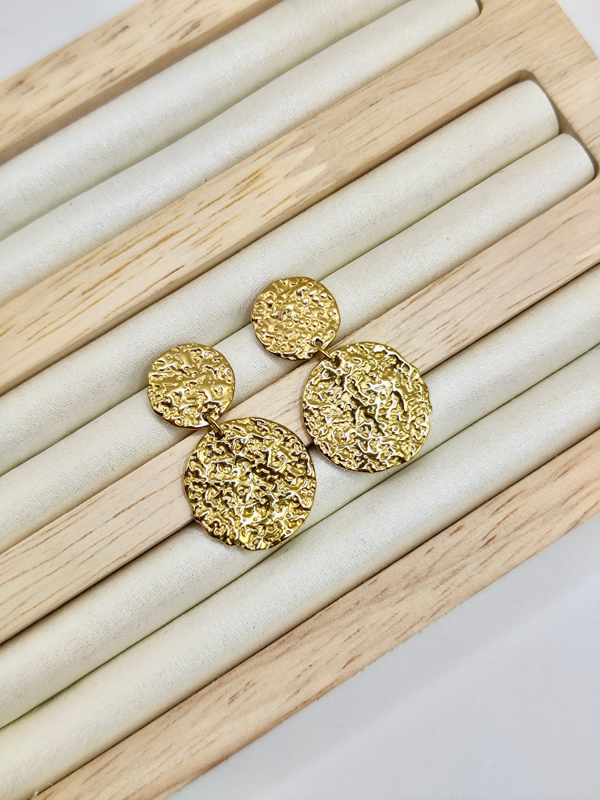 Pendientes Aurea – Doble Círculo Martillado en Dorado