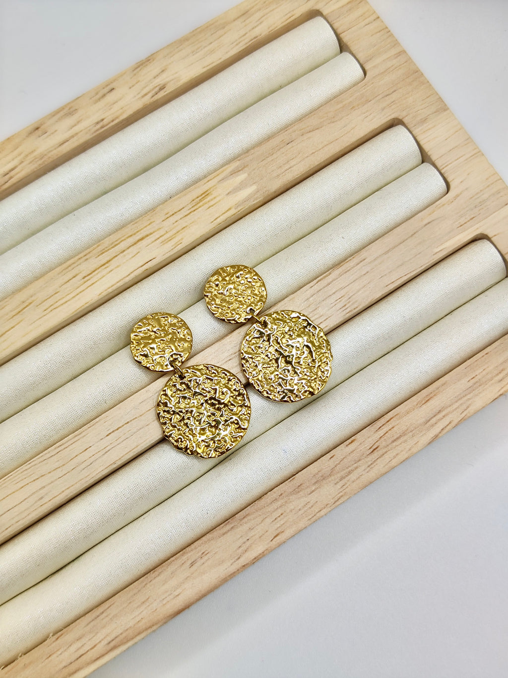 Pendientes Aurea – Doble Círculo Martillado en Dorado