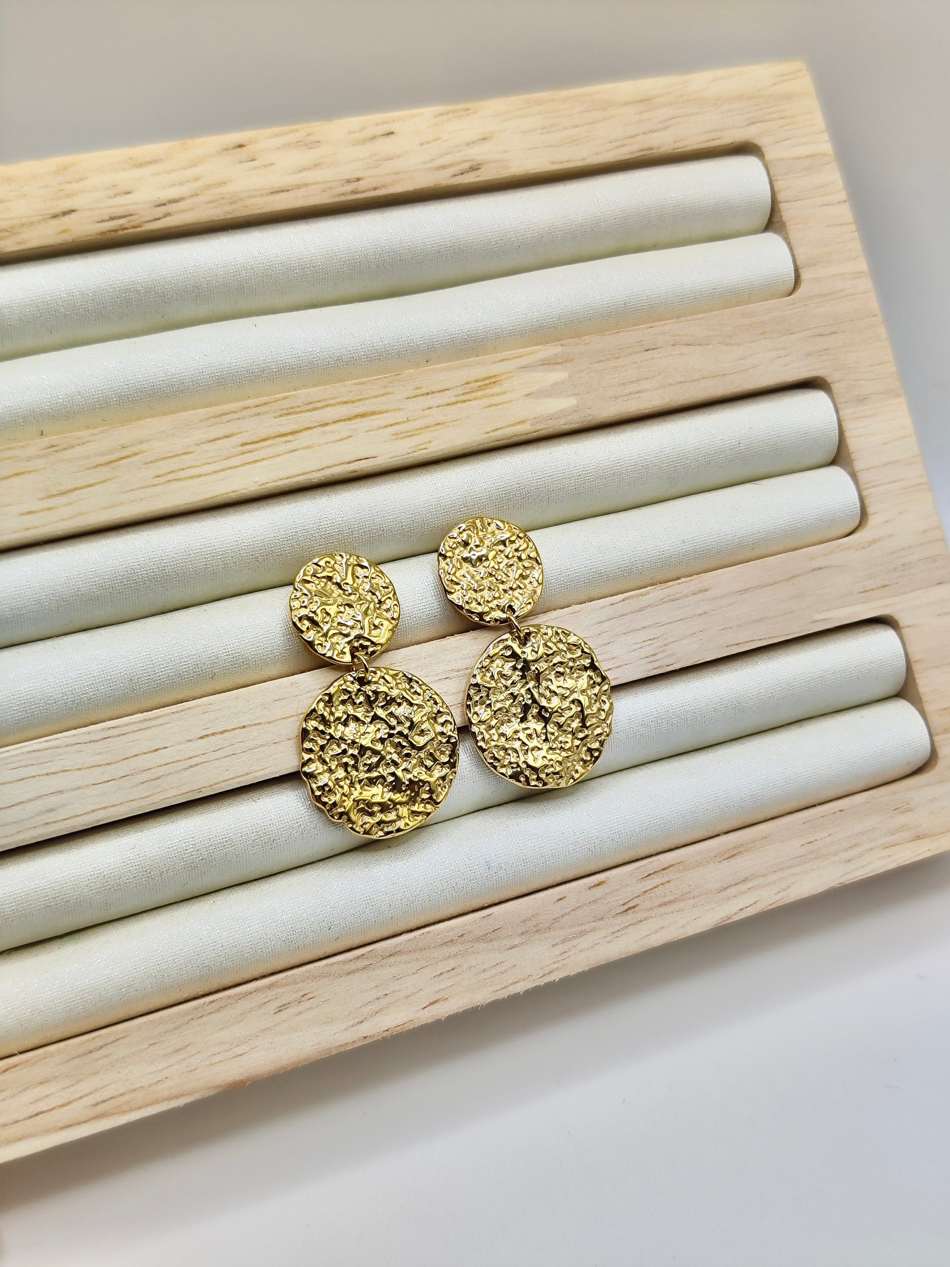 Pendientes Aurea – Doble Círculo Martillado en Dorado
