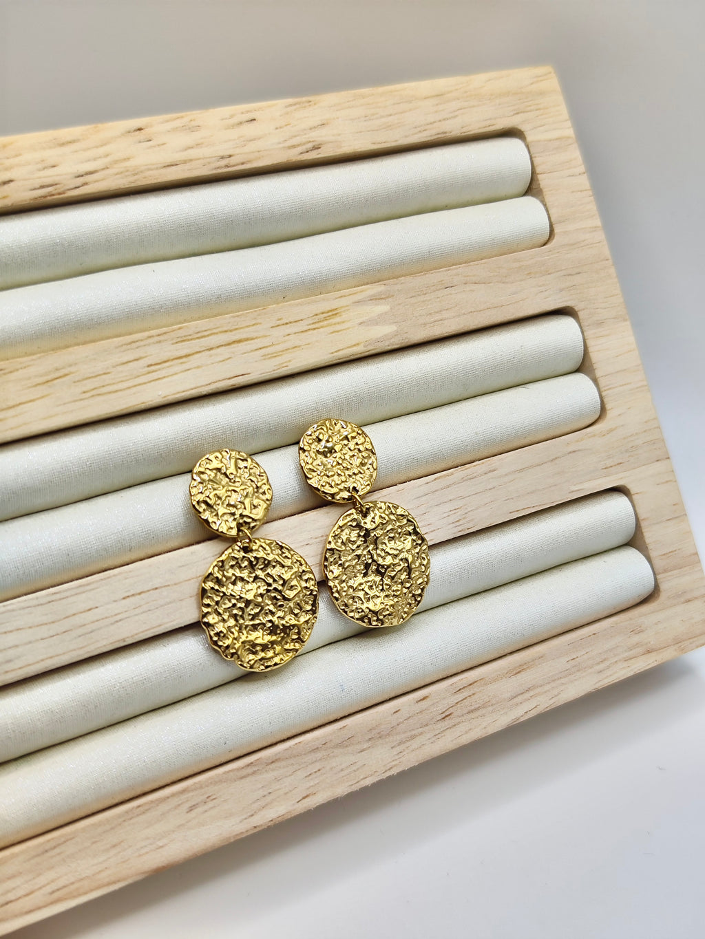 Pendientes Aurea – Doble Círculo Martillado en Dorado