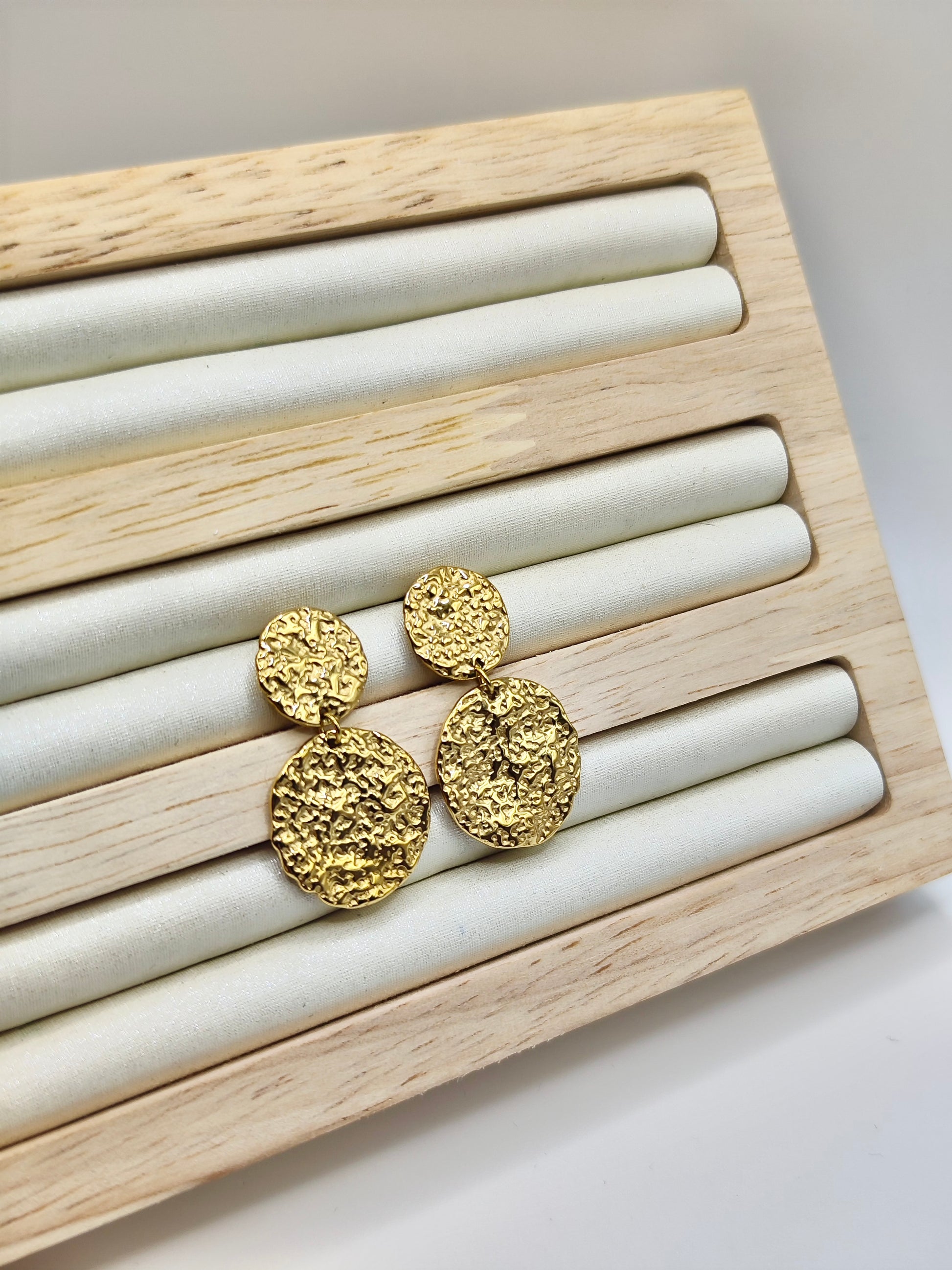 Pendientes Aurea – Doble Círculo Martillado en Dorado