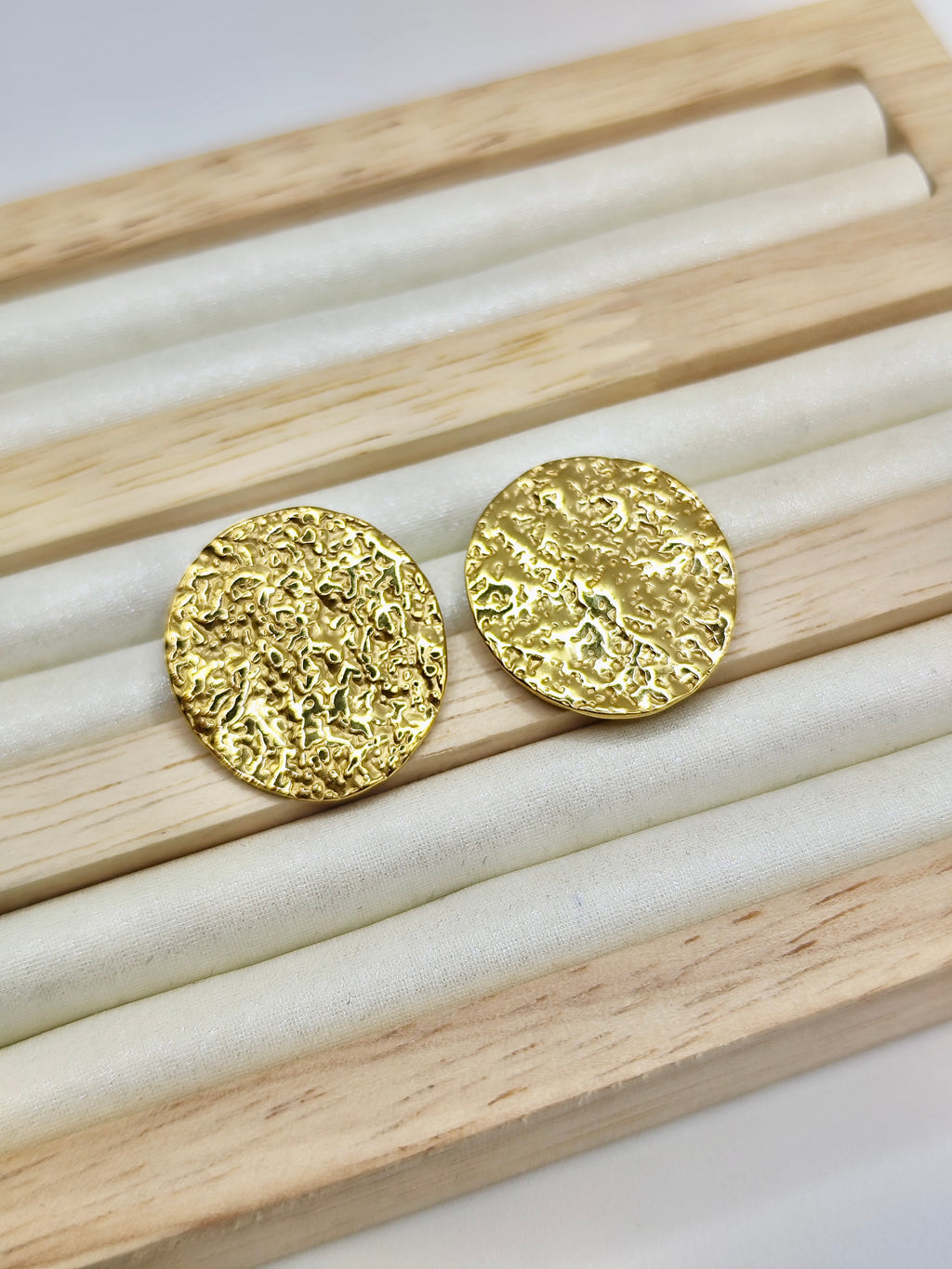 Pendientes Sol Dorado – Círculo Martillado en Dorado