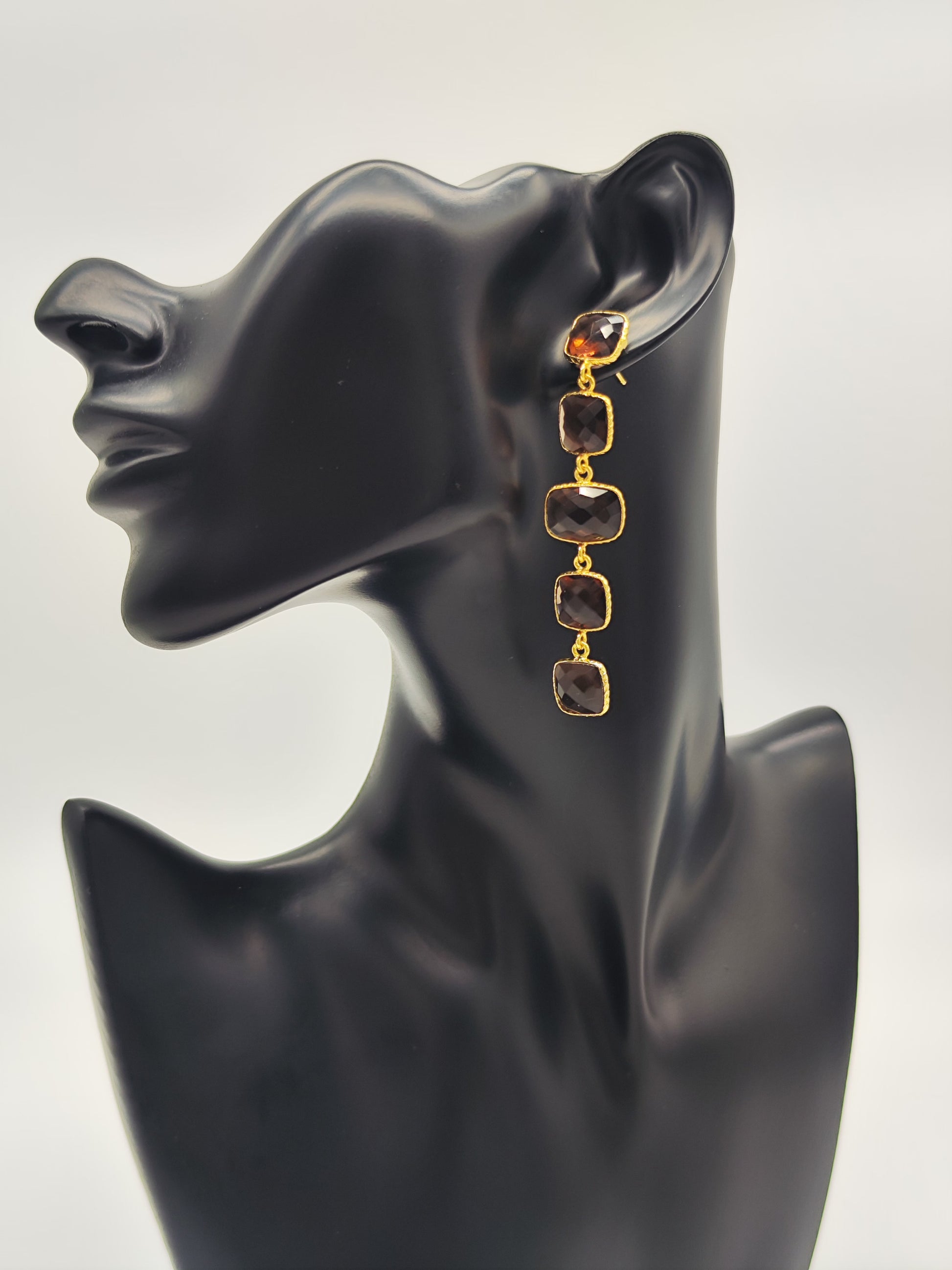 Pendientes Tamaḥ Padma – Colección Nila Padma